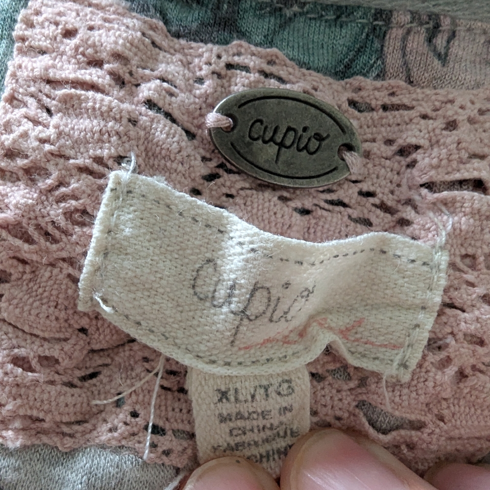 Cupio Floral Short Sleeve Top - Gray and Pink - Picture 5 of 6